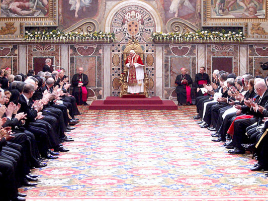 Papa condena políticas que amenazan futuro de la humanidad