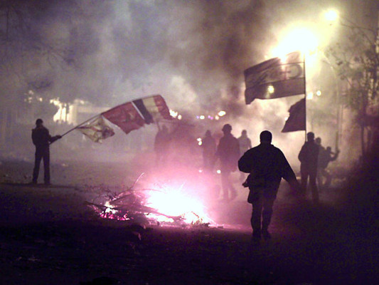 Manifestantes y policías chocan en Egipto tras disturbios fatales