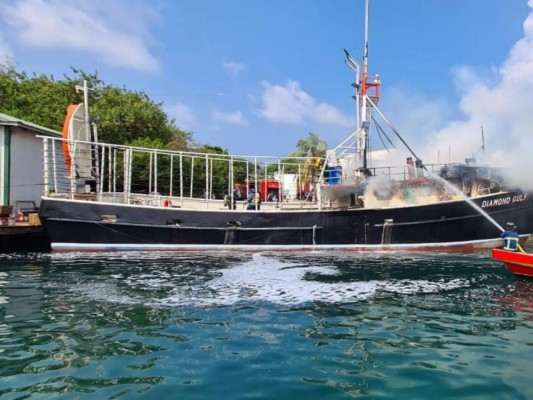 Imágenes del incendio de embarcación en Roatán que dejó dos muertos