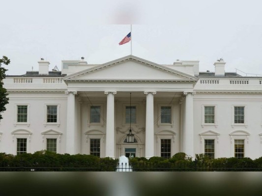 Casa Blanca reporta caso de covid-19 en funcionario completamente vacunado