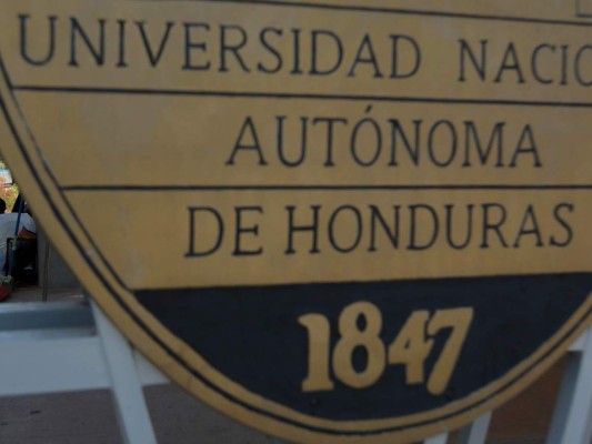 Estudiantes de UNAH-VS inician labores de desalojo