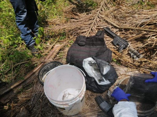 Dentro de caleta hallan drogas, armas y chalecos antibalas en Tela