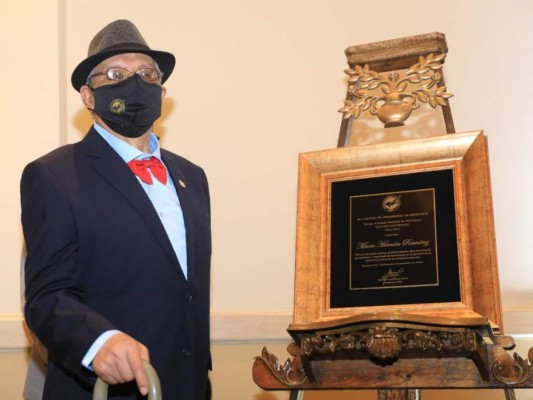 Mario Hernán Ramírez recibe el premio 'Álvaro Contreras' en el Día del Periodista