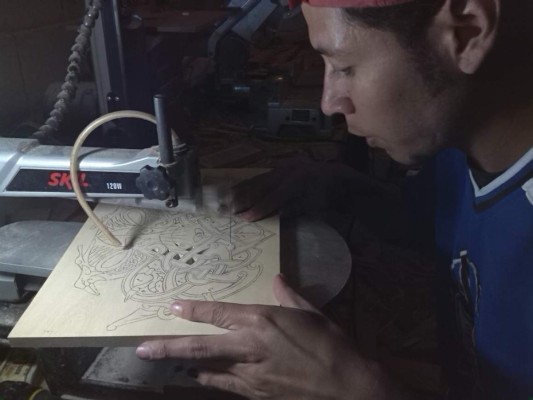 Artesanos de la madera con corazón de metal