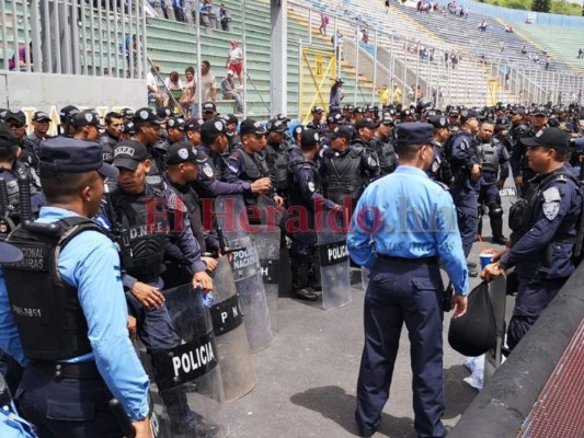 Aficionados empiezan a llenar el Estadio Nacional para la final entre Motagua y Olimpia