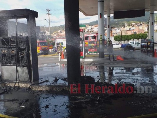 FOTOS: Así quedó el vehículo que prendió fuego dentro de gasolinera