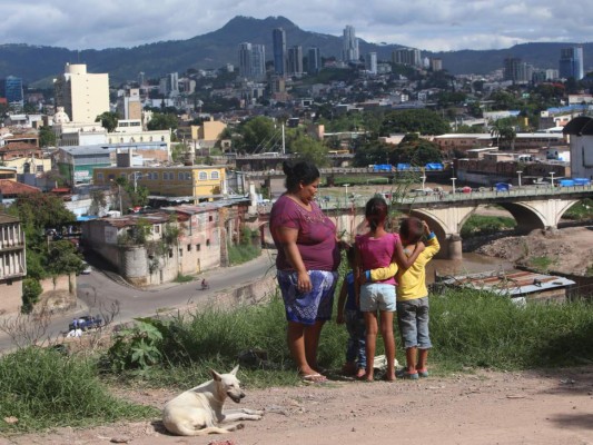 'Aquí no dormimos cuando llueve, el río en cualquier instante crece...”