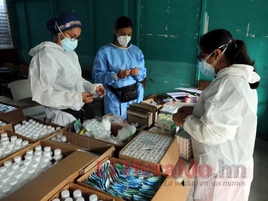 Afluencia masiva de hondureños en brigadas médicas contra covid en la capital