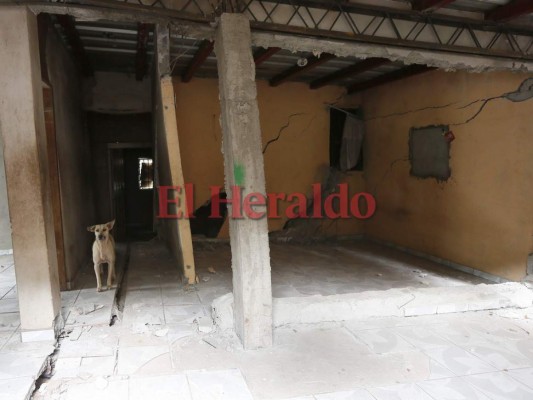 Por falla geológica desalojan viviendas en la aldea Suyapa en la capital de Honduras