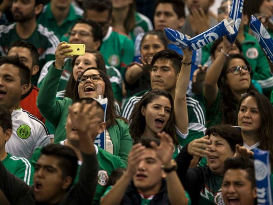 Tribunal de la FIFA cancela 2 de 11 multas a México por grito homófobo en partidos de eliminatoria