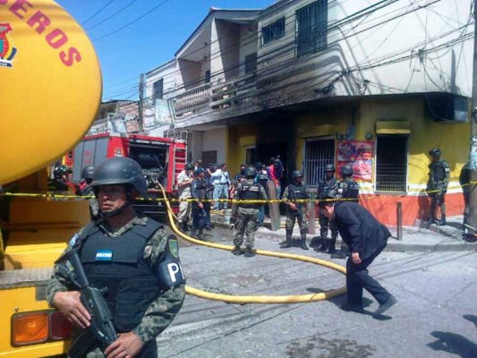 Pandilleros prenden fuego a negocio; fallece una persona