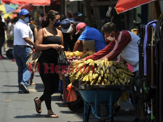 FOTOS: Capitalinos abarrotan este viernes los mercados, pese a restricciones