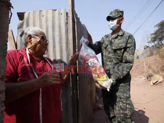FOTOS: 'Bolsa solidaria' sigue llegando a las colonias más necesitadas