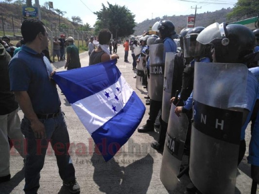 Quemas y bloqueos de calles en el segundo día de protestas en Honduras