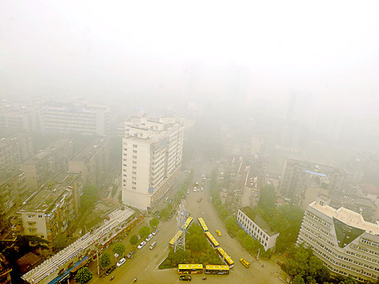Inquietud en una ciudad china envuelta en una espesa nube amarillenta
