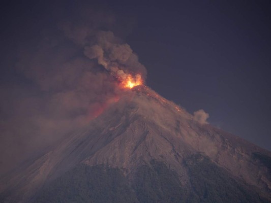 Imágenes de la nueva erupción del volcán de Fuego en Guatemala