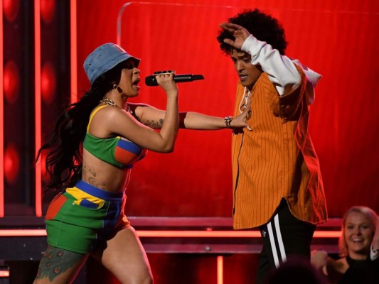 Cardi B posa con vello en el vientre y le llueven las críticas en Instagram