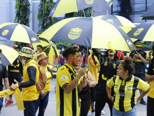 Aficionados del Real España le ponen color al clásico sampedrano (FOTOS)