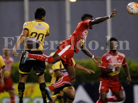 Real España le ganó 3-1 al CD Vida en el estadio Morazán de San Pedro Sula y es líder