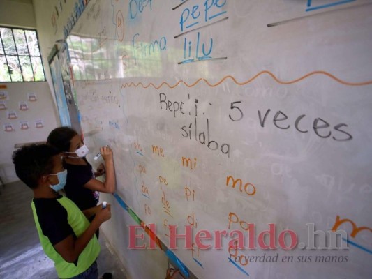 En algunas zonas de Las Lajas, Comayagua, los maestros no han dejado solos a sus estudiantes. Foto: Jhony Magallanes/El Heraldo