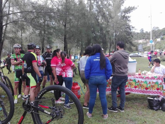 Con baleadas y horchata recuperan fuerzas los ciclistas