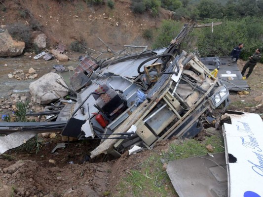 Hecho pedazos, así quedó el bus que se accidentó en Túnez y dejó 24 muertos