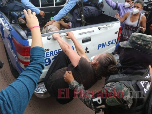 Angustia, llanto y empujones: el drama de familiares de reclusos heridos en La Tolva