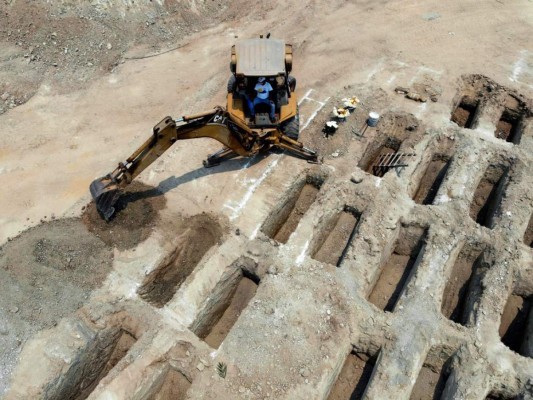 Imágenes aéreas de tumbas para víctimas de Covid-19 en Acapulco