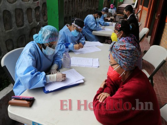 Afluencia masiva de hondureños en brigadas médicas contra covid en la capital