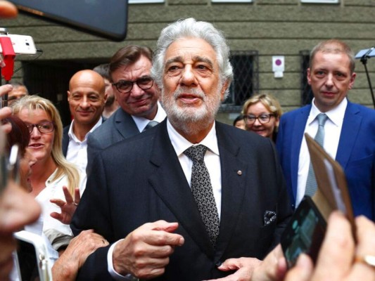 Plácido Domingo anunció la renuncia del astro español a la dirección general de la compañía tras graves acusaciones. Foto: AP.