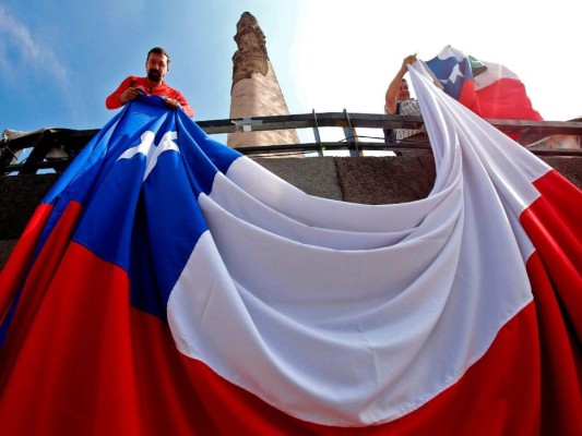 Las fotos de la marcha más grande en Chile tras semana de disturbios