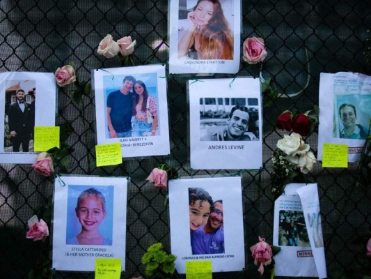 Familiares de las víctimas en Surfside rinden homenaje con emotivo monumento improvisado