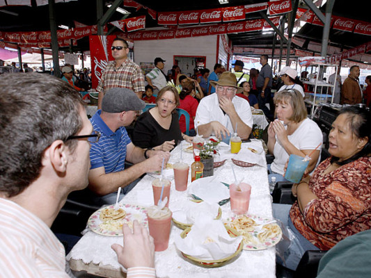 Embajadora de Estados Unidos se va de compras al mayoreo