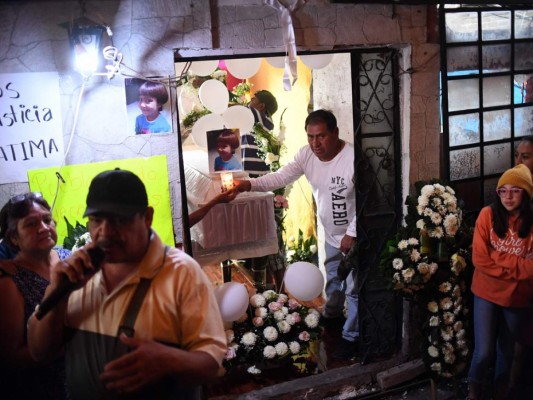 Las personas asisten al funeral de Fátima Aldriguett, de siete años, cuyo cuerpo fue encontrado durante el fin de semana con signos de tortura. Foto: AFP.