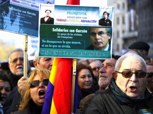 Miles de personas se manifiestan en apoyo a Garzón