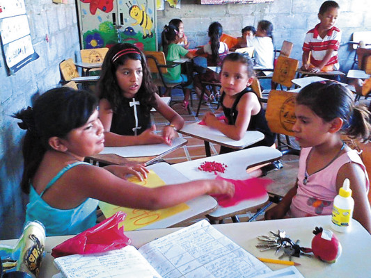 Con apoyo de iglesias forman a niños pobres