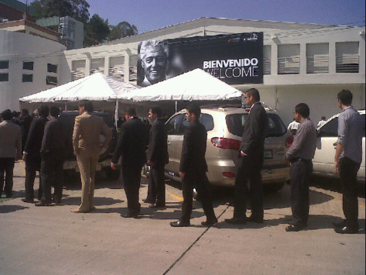 Bill Clinton exhorta a políticos a atender problemas de nación