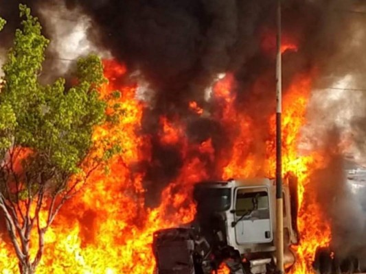 El vehículo pesado quedó completamente prendido en llamas.