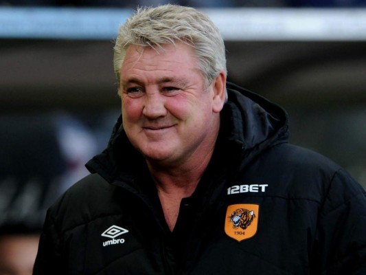 Steve Bruce, entrenador del Hull, negocia para dirigir selección inglesa
