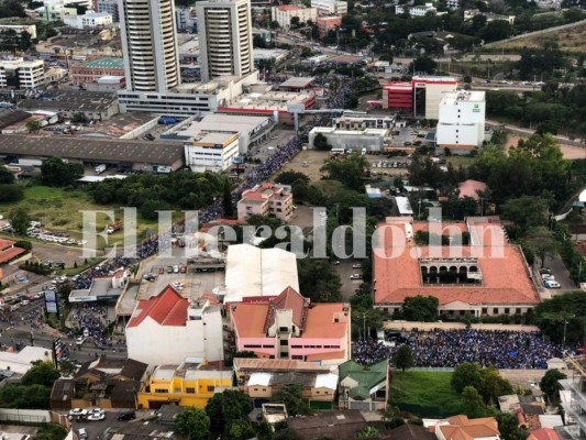 Impactantes imágenes de las marchas del Partido Nacional y Oposición
