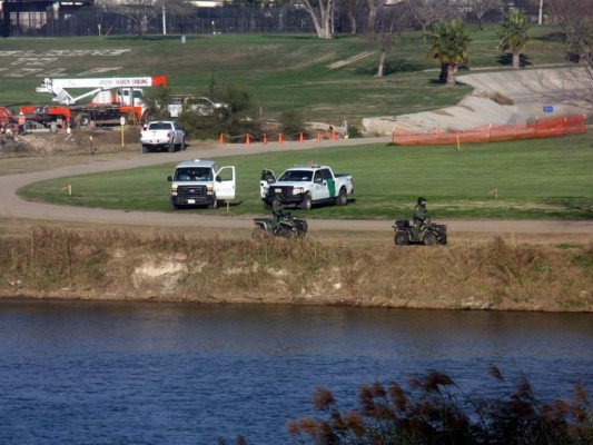 Rescatan a seis hondureños de ahogarse en el Río Bravo