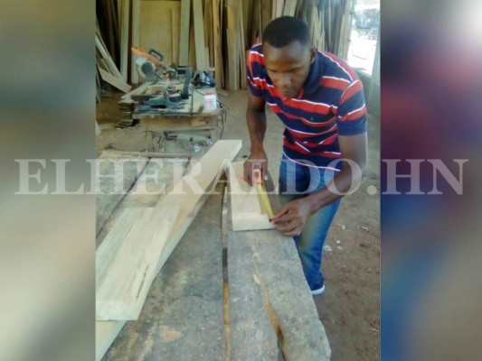 El defensa hondureño Dilmer Gutiérrez se refugia en la ebanistería