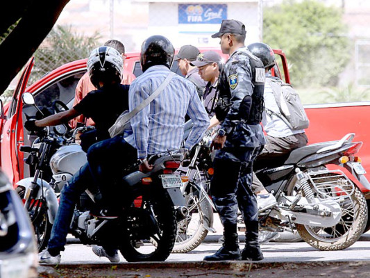 Congreso prohíbe dos pasajeros en moto
