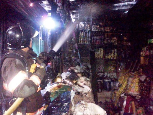 Comayagüela: Incendio consume 10 puestos en el mercado San Isidro