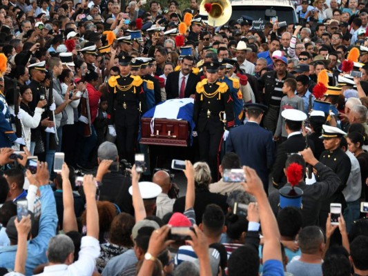 Entierran restos del expresidente de Honduras Roberto Suazo Córdova en La Paz