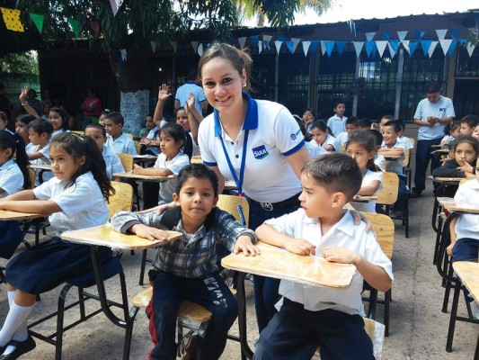 Sula dona pupitres a escuelas del país