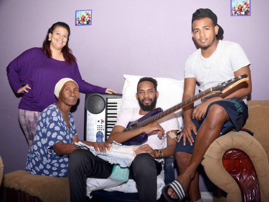 Bajista de Los Bohemios, Christopher Sambulá, lucha por regresar a los escenarios