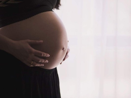 Las embarazadas que se infectan de covid-19 enfrentan elevados riesgos de complicaciones, como una hospitalización en cuidados intensivos, un parto prematuro y la muerte. Foto: Pixabay