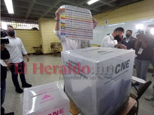 Así ejerció el sufragio David Chávez, candidato a la comuna capitalina (FOTOS)