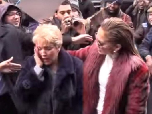 Por error, fans golpea en el rostro a la mamá de Jennifer López